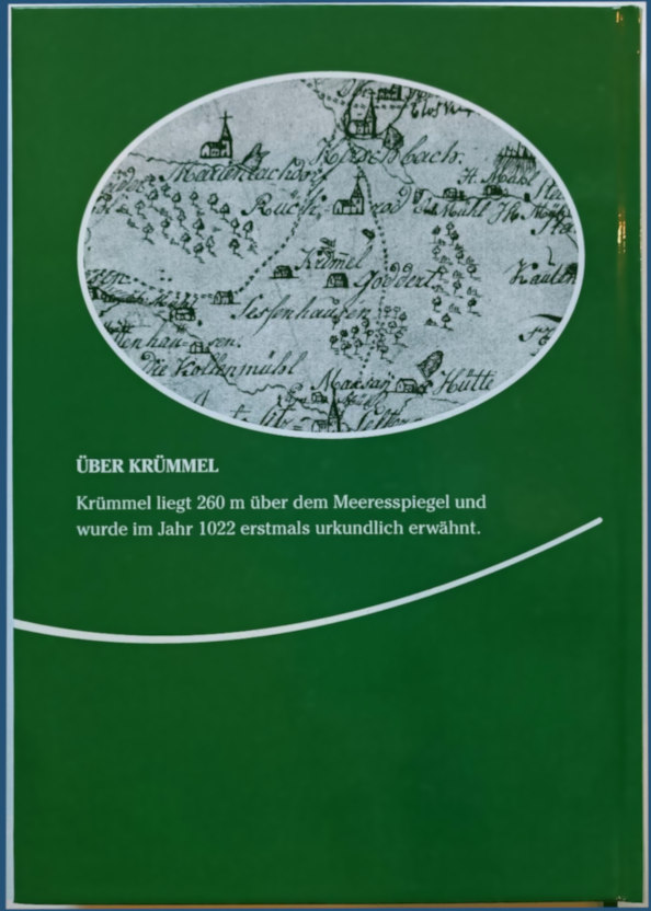 Rückseite der Chronik. Text: "Über Krümmel - Krümmel liegt 260m über dem Meeresspiegel und wurde im Jahr 1022 erstmals urkundlich erwähnt." Die Rückseite zeigt einen Ausschnitt einer alten Landkarte mit Krümmel und den umliegenden Dörfern. 