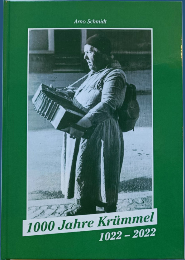 Vorderseite der Chronik. Titel: 1000 Jahre Krümmel 1022 - 2022. Autor: Arno Schmidt. Das Titelblatt zeigt ein Schwarzweißfoto der "Krümmeler Gritt".