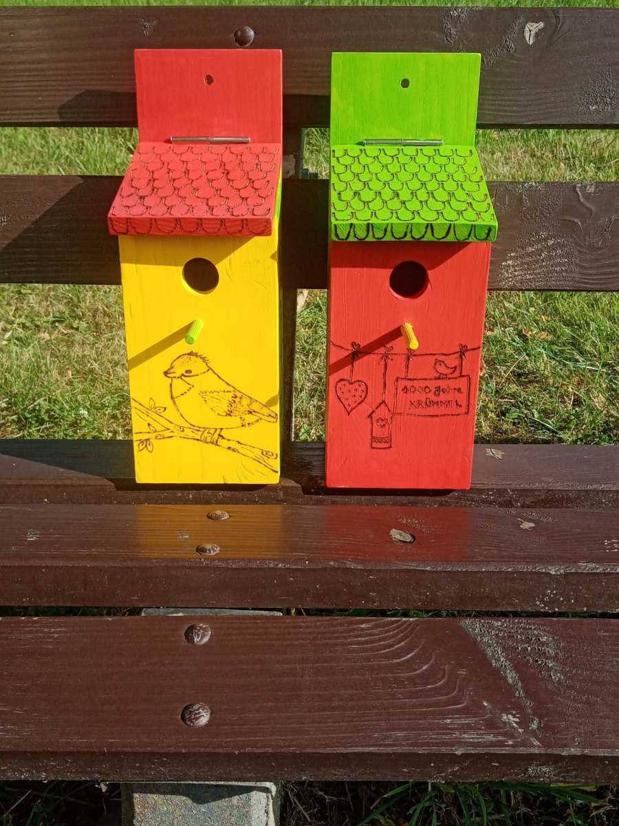 Die beiden von der Grundschule Marienrachdorf gespendeten Nistkästen. Bunt gestalten in den Farben rot, grün und gelb