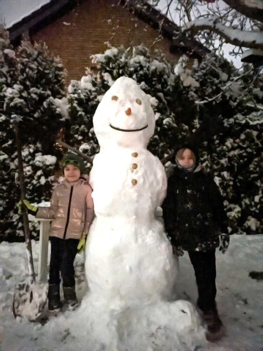 Mit 1,93m hat Familie Oladko jetzt den größten Schneemann im Dorf.