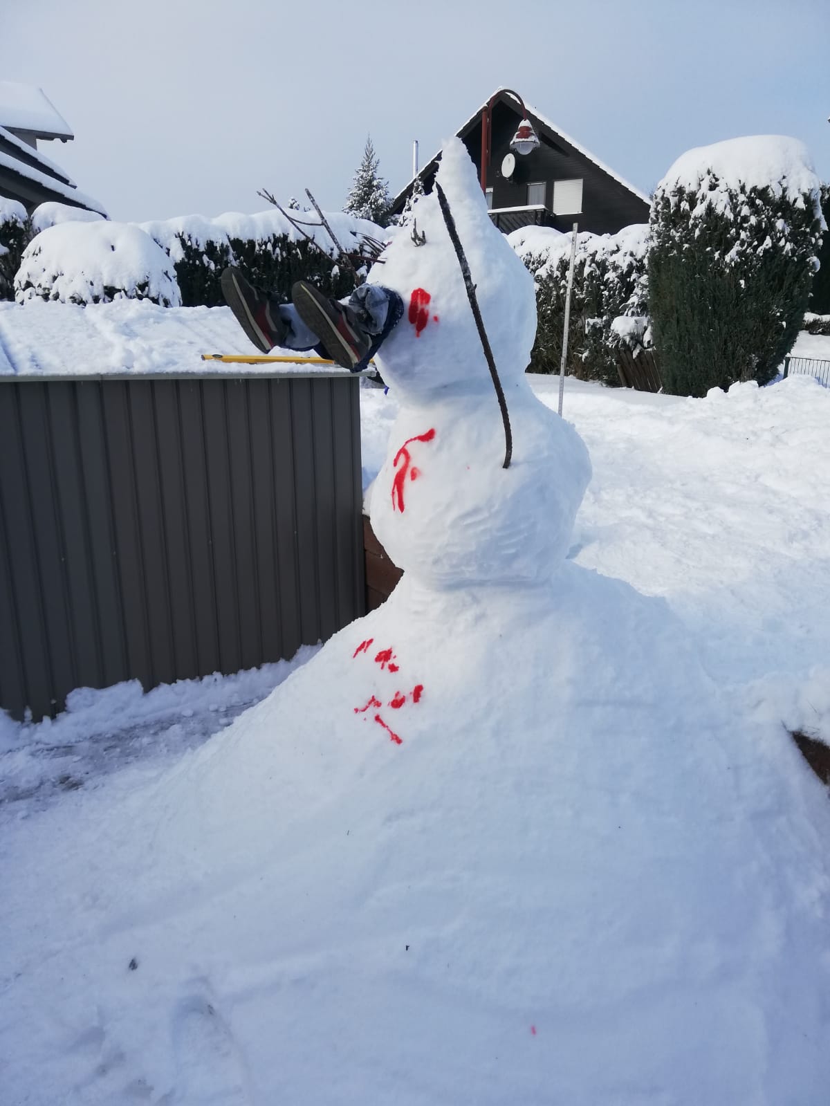 Bisschen bissig ist der Schneemann von Pierre. Mit 2,13m beißt er sich an der Spitze fest.